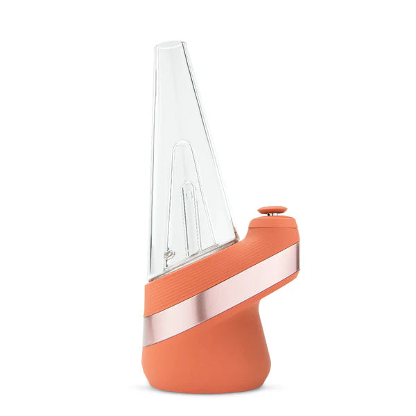 Ein moderner Puffco New Peak Vaporizer in Orange und klarem Glas, der sich durch ein schlankes, konisches Design mit einem metallischen Zierstreifen in der Mitte auszeichnet, steht aufrecht vor einem weißen Hintergrund.